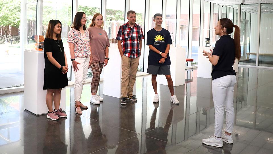 A group of prospective students tour 赌钱app可以微信提现 with a guide.